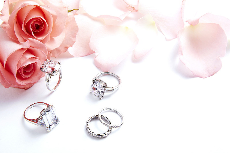 (由左上順時鐘開始)Bvlgari 頂級鑽石鉑金戒指,價格未定、枕型明亮式車工頂級鑽石鉑金戒指,價格未定、白K金鑲鑽婚戒,86,700元、Serpenti 白K金鑲鑽婚戒,147,300元、祖母綠車工頂級鑽石鉑金戒指,價格未定。
